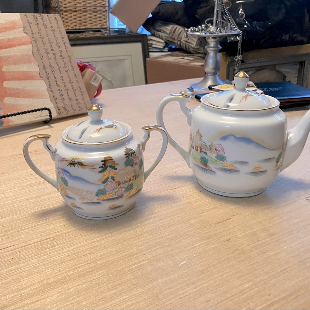 Kutani teapot and sugar bowl